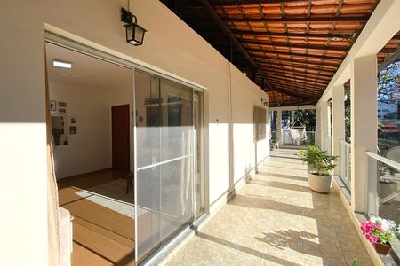 Casa para alugar com 200m², 3 quartos e 3 vagas Casa para alugar com 200m², 3 quartos e 3 vagasVaranda da Sala