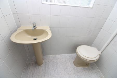 Banheiro da área de serviço de casa para alugar com 2 quartos, 70m² em Vila Ré, São Paulo