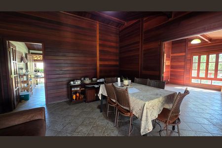 Casa de condomínio para alugar com 500m², 5 quartos e 4 vagas