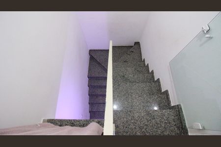 Casa à venda com 100m², 2 quartos e 2 vagas Casa à venda com 100m², 2 quartos e 2 vagasEscada