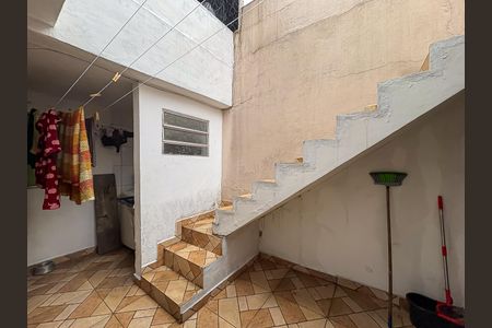 Casa à venda com 240m², 2 quartos e 2 vagasEscada