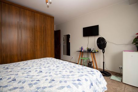 Casa à venda com 350m², 6 quartos e 3 vagas Casa à venda com 350m², 6 quartos e 3 vagasQuarto 4