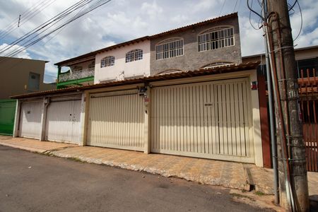 Casa à venda com 350m², 6 quartos e 3 vagas Casa à venda com 350m², 6 quartos e 3 vagasFachada