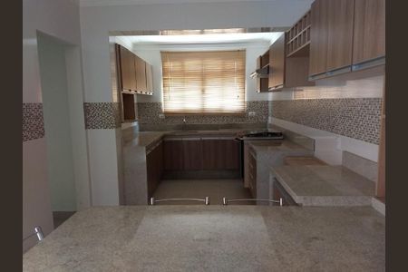 Casa para alugar com 360m², 5 quartos e 2 vagas Casa para alugar com 360m², 5 quartos e 2 vagasCozinha