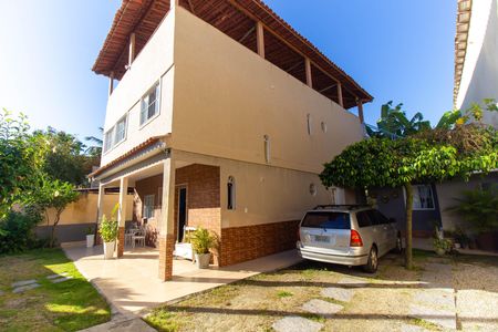 Casa à venda com 480m², 5 quartos e 4 vagas Casa à venda com 480m², 5 quartos e 4 vagasÁrea externa