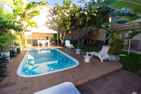 Casa à venda com 480m², 5 quartos e 4 vagas Casa à venda com 480m², 5 quartos e 4 vagasÁrea externa
