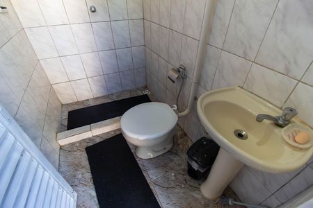 Banheiro de serviço de casa à venda com 5 quartos, 480m² em Serra Grande, Niterói