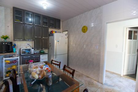 Casa à venda com 480m², 5 quartos e 4 vagas Casa à venda com 480m², 5 quartos e 4 vagasCozinha e Área de Serviço