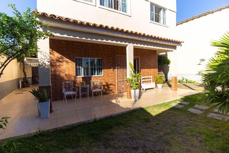 Casa à venda com 480m², 5 quartos e 4 vagas Casa à venda com 480m², 5 quartos e 4 vagasÁrea externa