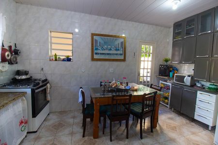 Casa à venda com 480m², 5 quartos e 4 vagas Casa à venda com 480m², 5 quartos e 4 vagasCozinha e Área de Serviço
