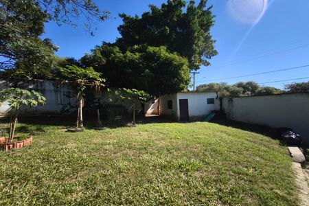 Casa à venda com 1200m², 3 quartos e 4 vagas Casa à venda com 1200m², 3 quartos e 4 vagasQuintal - Jardim