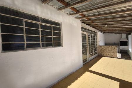 Casa à venda com 1200m², 3 quartos e 4 vagas Casa à venda com 1200m², 3 quartos e 4 vagasCorredor - Quintal