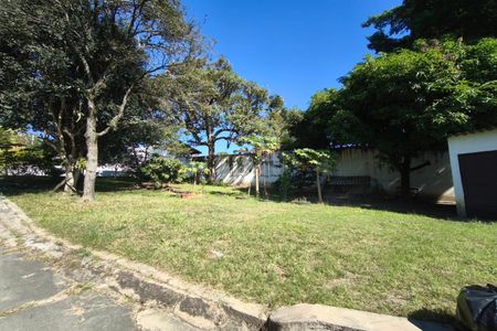 Casa à venda com 1200m², 3 quartos e 4 vagas Casa à venda com 1200m², 3 quartos e 4 vagasQuintal - Jardim