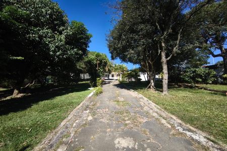 Casa à venda com 1200m², 3 quartos e 4 vagas Casa à venda com 1200m², 3 quartos e 4 vagasQuintal - Jardim