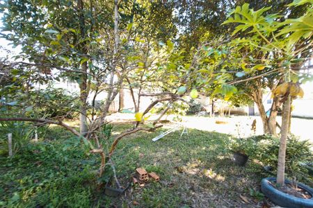 Casa à venda com 1200m², 3 quartos e 4 vagas Casa à venda com 1200m², 3 quartos e 4 vagasQuintal - Jardim