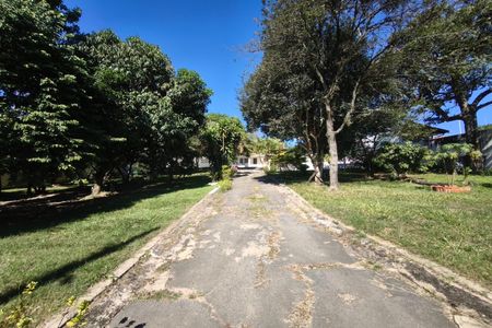 Casa à venda com 1200m², 3 quartos e 4 vagas Casa à venda com 1200m², 3 quartos e 4 vagasQuintal - Jardim