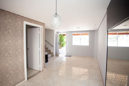 Casa de condomínio para alugar com 142m², 3 quartos e 2 vagasSala
