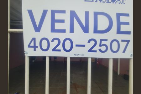 Casa à venda com 185m², 3 quartos e 2 vagas Casa à venda com 185m², 3 quartos e 2 vagasFachada do imóvel com placa QuintoAndar