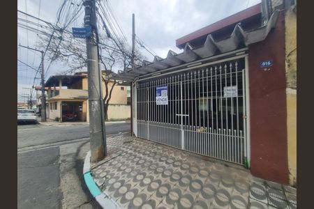 Casa à venda com 185m², 3 quartos e 2 vagas Casa à venda com 185m², 3 quartos e 2 vagasFachada do imóvel com placa QuintoAndar