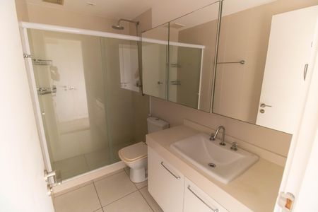 Apartamento para alugar com 180m², 4 quartos e 3 vagas Apartamento para alugar com 180m², 4 quartos e 3 vagasBanheiro da Suíte 1