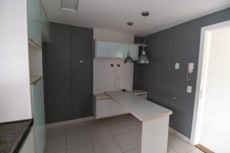Apartamento para alugar com 180m², 4 quartos e 3 vagas Apartamento para alugar com 180m², 4 quartos e 3 vagasCozinha e Área de Serviço