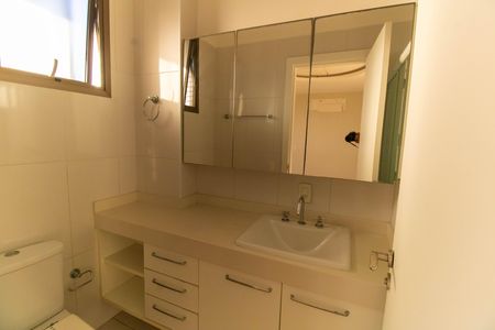 Apartamento para alugar com 180m², 4 quartos e 3 vagas Apartamento para alugar com 180m², 4 quartos e 3 vagasBanheiro da Suíte 2