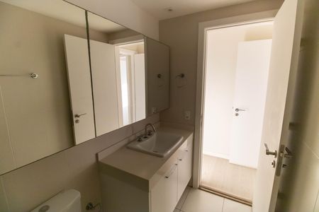Apartamento para alugar com 180m², 4 quartos e 3 vagas Apartamento para alugar com 180m², 4 quartos e 3 vagasBanheiro da Suíte 1