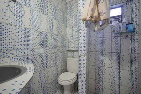 Banheiro de casa à venda com 2 quartos, 173m² em Vila Nova, Porto Alegre
