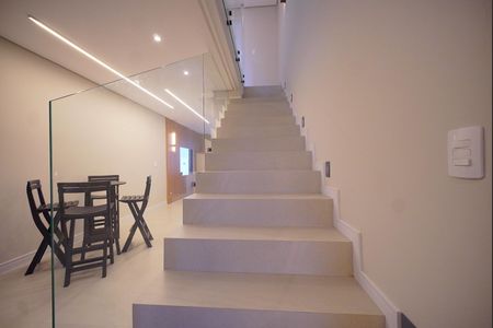 Escada de acesso ao 2°piso de casa para alugar com 3 quartos, 197m² em Cachoeira do Bom Jesus, Florianópolis