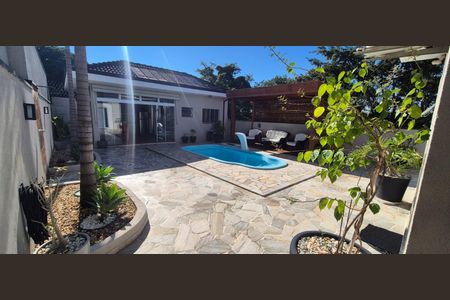 Casa de condomínio à venda com 200m², 3 quartos e 4 vagasPiscina