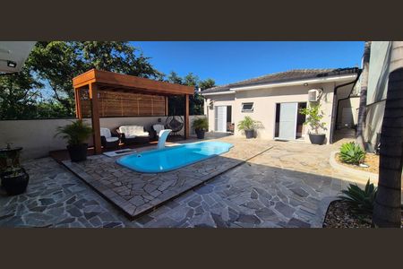 Casa de condomínio à venda com 200m², 3 quartos e 4 vagasPiscina