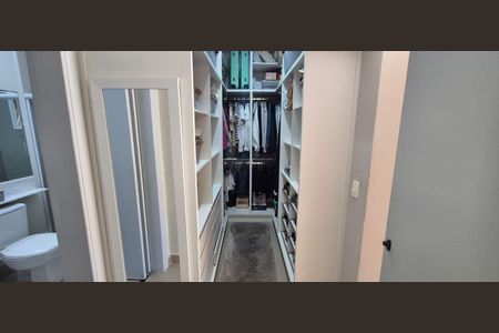 Casa de condomínio à venda com 200m², 3 quartos e 4 vagasCloset