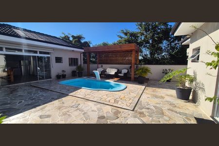Casa de condomínio à venda com 200m², 3 quartos e 4 vagasPiscina