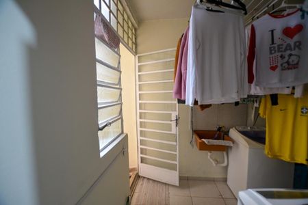 Casa à venda com 216m², 6 quartos e 2 vagas Casa à venda com 216m², 6 quartos e 2 vagasAREA DE SERVIÇO (casa 1)