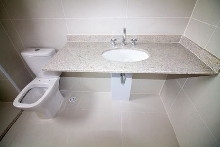 Apartamento para alugar com 108m², 2 quartos e 3 vagas Apartamento para alugar com 108m², 2 quartos e 3 vagasBanheiro da Suíte 1