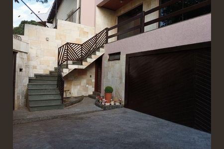 Casa à venda com 250m², 3 quartos e 6 vagas