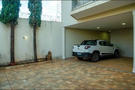 Casa à venda com 330m², 0 quarto e 5 vagas Casa à venda com 330m², 0 quarto e 5 vagasGaragem