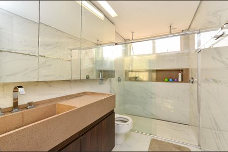 Apartamento à venda com 400m², 5 quartos e 2 vagas Apartamento à venda com 400m², 5 quartos e 2 vagasBanheiro Suíte