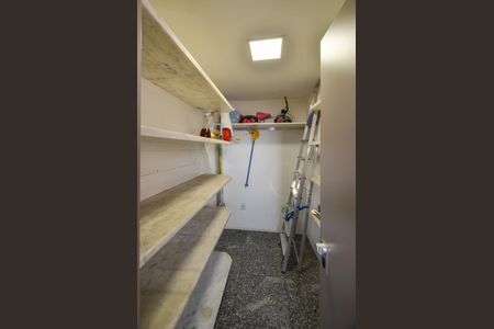 Apartamento à venda com 400m², 5 quartos e 2 vagas Apartamento à venda com 400m², 5 quartos e 2 vagasQuarto de Serviço