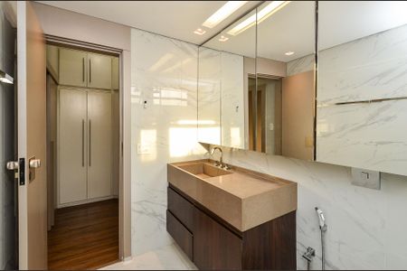 Apartamento à venda com 400m², 5 quartos e 2 vagas Apartamento à venda com 400m², 5 quartos e 2 vagasBanheiro Suíte