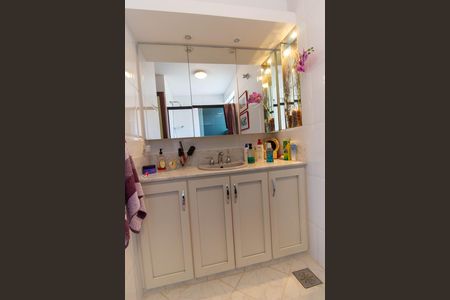 Apartamento à venda com 300m², 3 quartos e 3 vagas Apartamento à venda com 300m², 3 quartos e 3 vagasBanheiro da Suíte