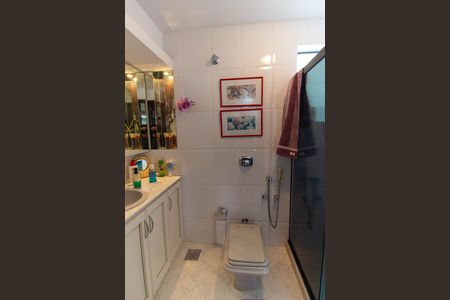 Apartamento à venda com 300m², 3 quartos e 3 vagas Apartamento à venda com 300m², 3 quartos e 3 vagasBanheiro da Suíte