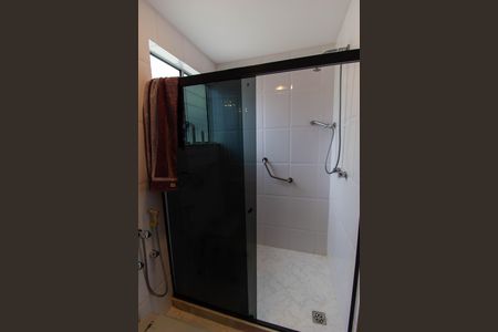 Apartamento à venda com 300m², 3 quartos e 3 vagas Apartamento à venda com 300m², 3 quartos e 3 vagasBanheiro da Suíte