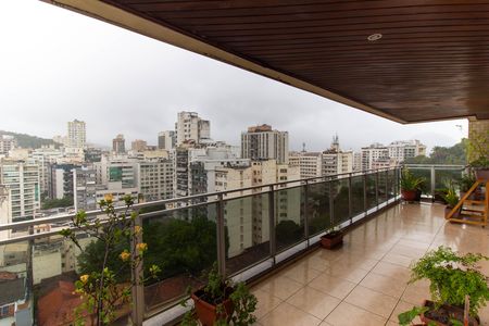 Apartamento à venda com 300m², 3 quartos e 3 vagas Apartamento à venda com 300m², 3 quartos e 3 vagasVaranda