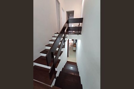 Casa à venda com 212m², 3 quartos e 2 vagas Casa à venda com 212m², 3 quartos e 2 vagasEscada