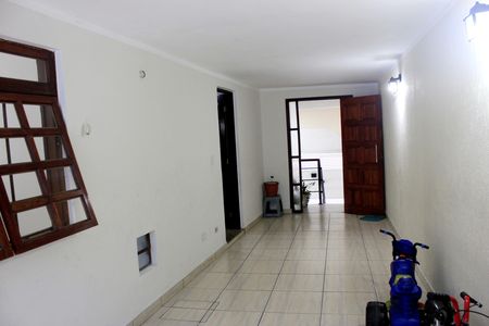 Casa para alugar com 240m², 3 quartos e 2 vagasCorredor quintal