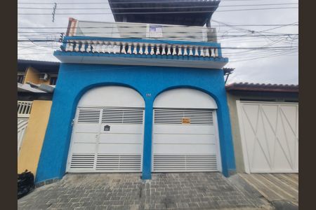 Casa para alugar com 240m², 3 quartos e 2 vagas Casa para alugar com 240m², 3 quartos e 2 vagasFachada do imóvel com placa QuintoAndar