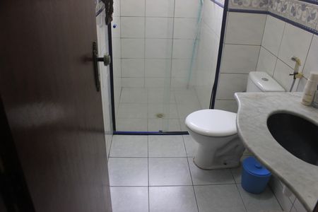 Casa para alugar com 240m², 3 quartos e 2 vagasBanheiro social