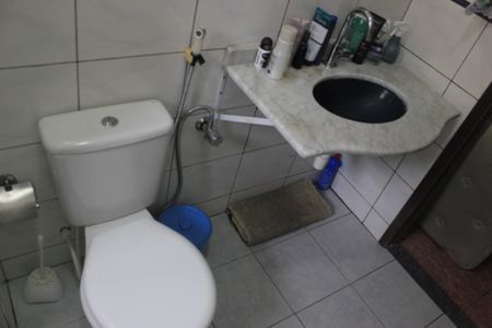 Casa para alugar com 240m², 3 quartos e 2 vagasBanheiro social