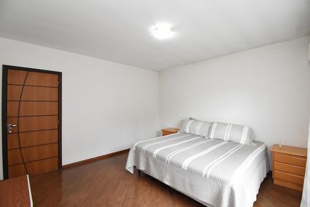 Casa de condomínio para alugar com 346m², 4 quartos e 4 vagasSuíte 3